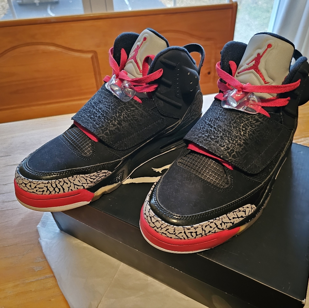 Mens size 9 Jordan Black/Varsity Red.